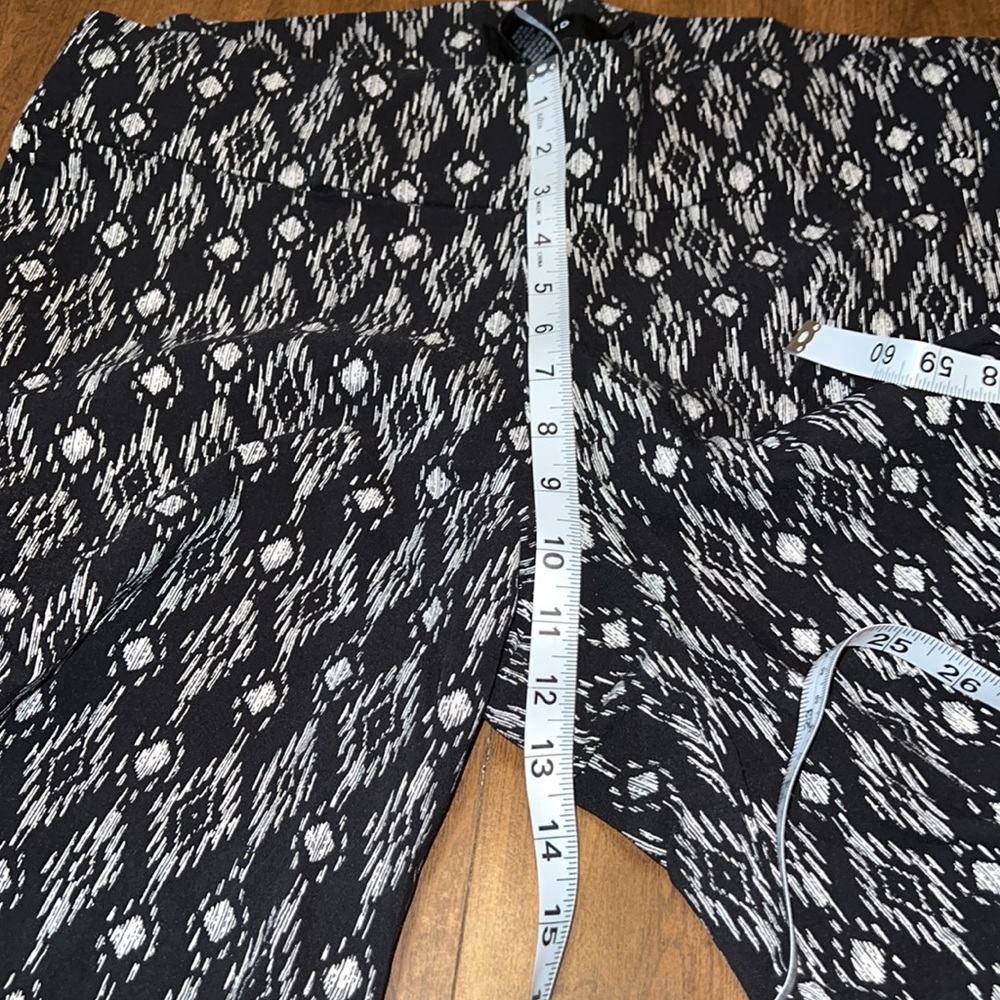 Size 2 Torrid Patterned Capris - Picture 6 of 7